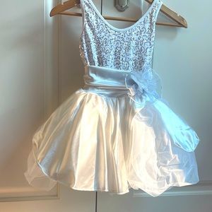 Like NEW costume white with silver sequins child Medium